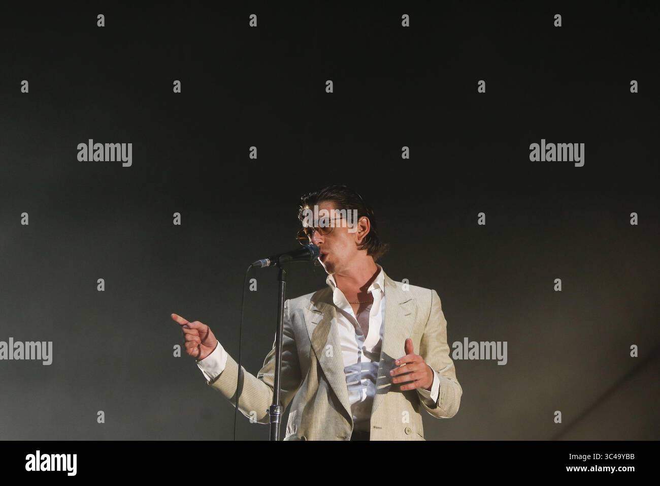 13 juillet 2018 - Oeiras, Portugal - le chanteur ALEX TURNER, chanteur principal du groupe 'Arctic Monkeys' Preforms pendant le nos Alive Festival. (Crédit image : © Pedro Nunes via ZUMA Wire) Banque D'Images 13 juillet 2018 - Oeiras, Portugal - le chanteur ALEX TURNER, chanteur principal du groupe 'Arctic Monkeys' Preforms pendant le nos Alive Festival. (Crédit image : © Pedro Nunes via ZUMA Wire) Banque D'Images