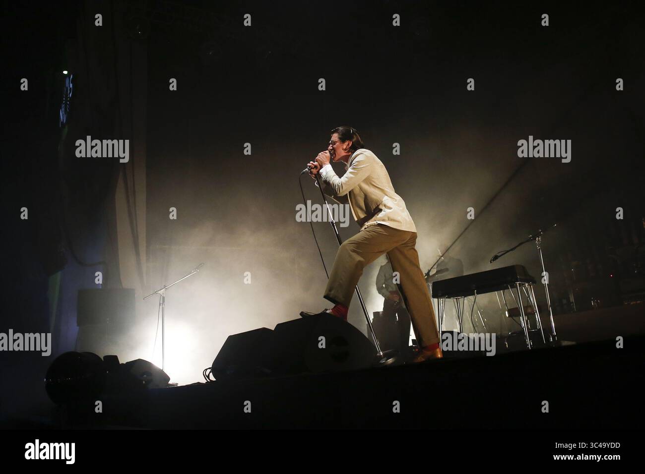 13 juillet 2018 - Oeiras, Portugal - le chanteur ALEX TURNER, chanteur principal du groupe 'Arctic Monkeys' Preforms pendant le nos Alive Festival. (Crédit image : © Pedro Nunes via ZUMA Wire) Banque D'Images 13 juillet 2018 - Oeiras, Portugal - le chanteur ALEX TURNER, chanteur principal du groupe 'Arctic Monkeys' Preforms pendant le nos Alive Festival. (Crédit image : © Pedro Nunes via ZUMA Wire) Banque D'Images