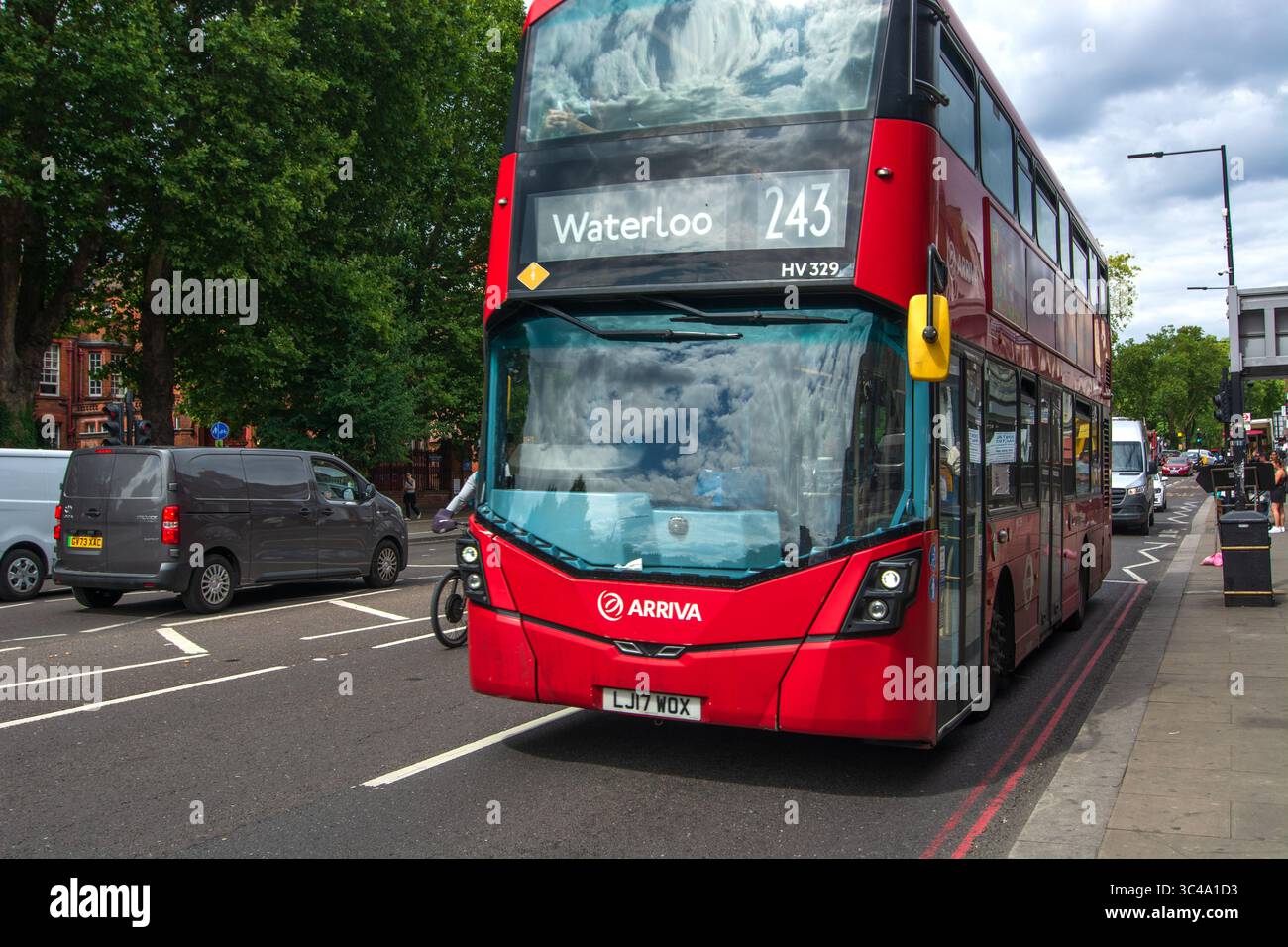 No 243 Red Routemaster à Waterloo sur l'autoroute A10, Tottenham, Londres. Le Routemaster est une icône du design anglais de renommée mondiale. Banque D'Images