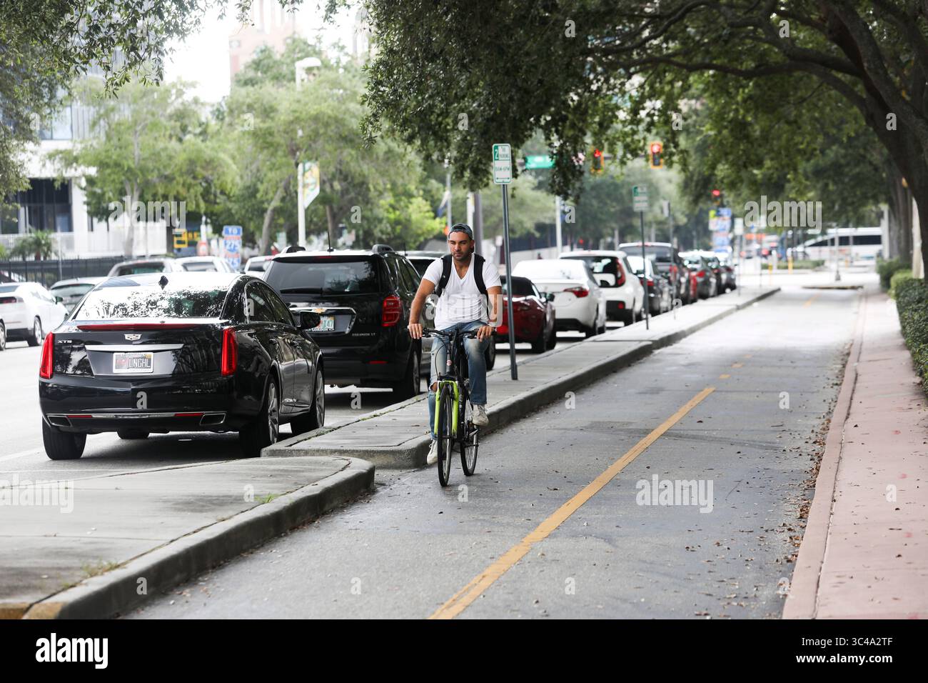 13 juillet 2018 - établi Petersburg, Florida, U.S. - EVE EDELHEIT | Times.A MAN utilise la piste cyclable de la 1ère Ave S le vendredi 13 juillet 2018. Petersburg prévoit de resurfaçer le Dr Martin Luther King Jr. Rue de Fifth Ave. N à 34th Ave. N plus tard cette année. (Crédit image : © Eve Edelheit/Tampa Bay Times via ZUMA Wire) Banque D'Images