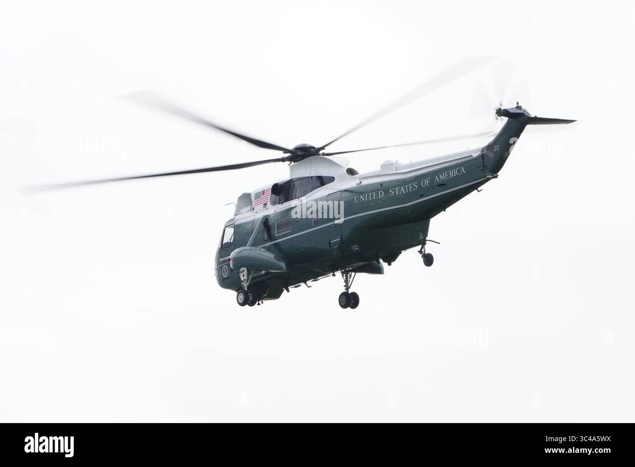 Le président AMÉRICAIN Donald Trump et le premier ministre Sir Keir Starmer arrivent en hélicoptère au Trump International Golf Links, le terrain de golf Menie du président dans l'Aberdeenshire. Le président devrait ouvrir un nouveau cours dédié à sa mère écossaise, qui a grandi sur l'île de Lewis, dans le cadre de son voyage privé de cinq jours dans le pays. Date de la photo : lundi 28 juillet 2025. Banque D'Images