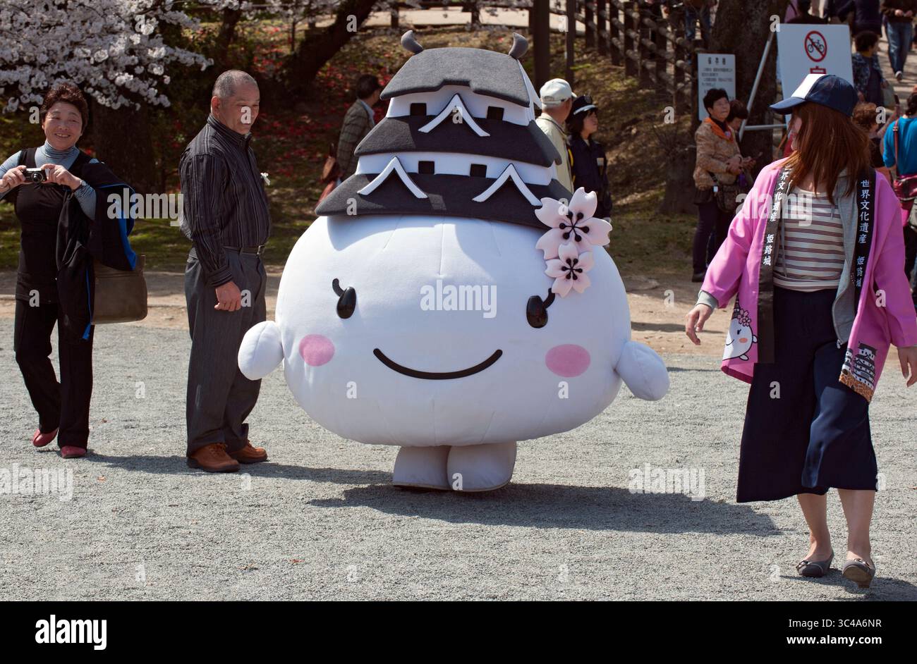 Culture kawaii japonaise yurukyara (personnage de mascotte) Shiromaruhime est le personnage mignon officiel de la ville de Himeji avec chapeau de château de Himeji, Hyogo, Japon. Banque D'Images