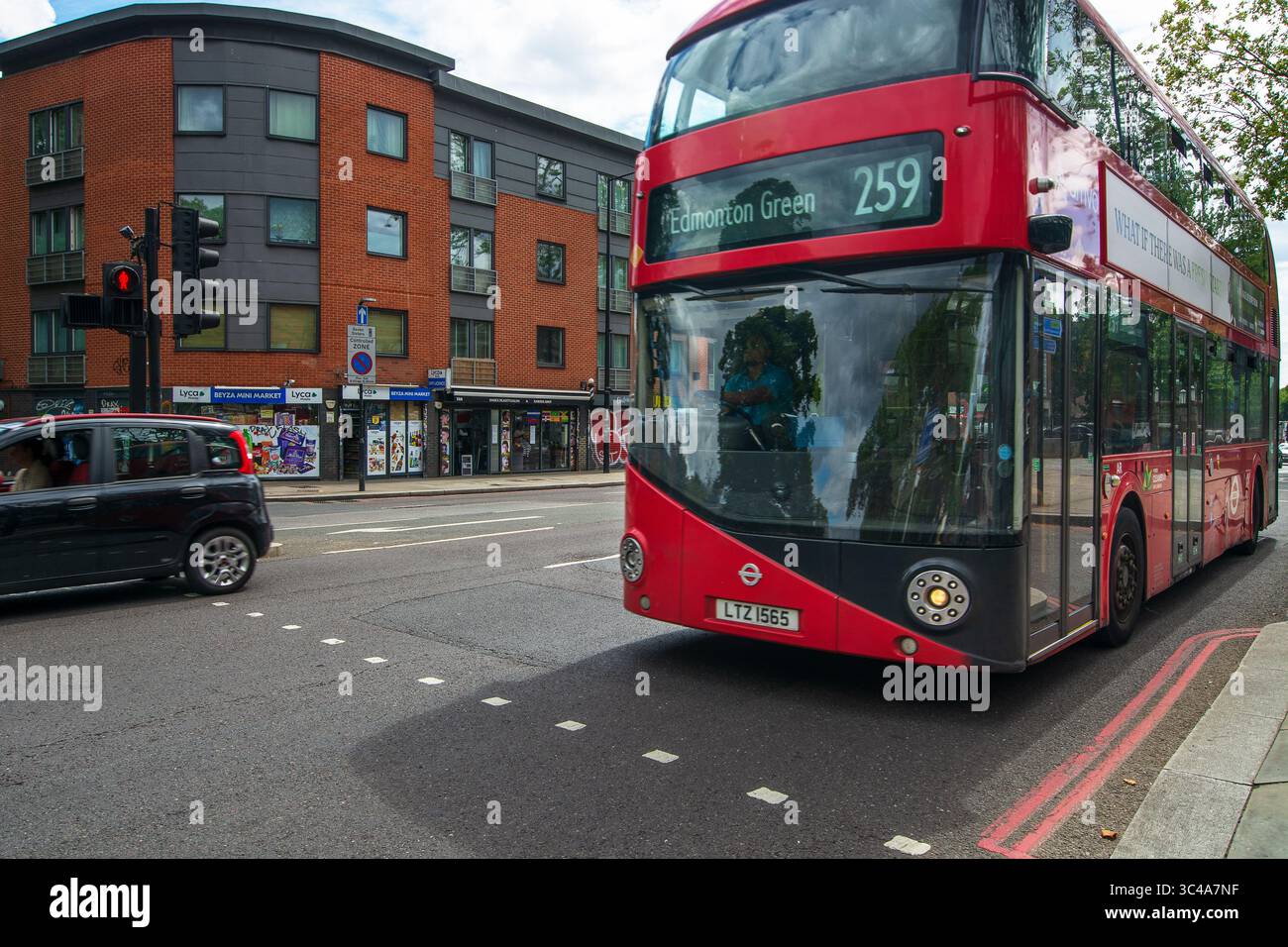 No 259 Red Routemaster à Edmonton Green sur l'autoroute A10 très fréquentée, Tottenham, London. Le Routemaster est une icône du design anglais de renommée mondiale. Banque D'Images