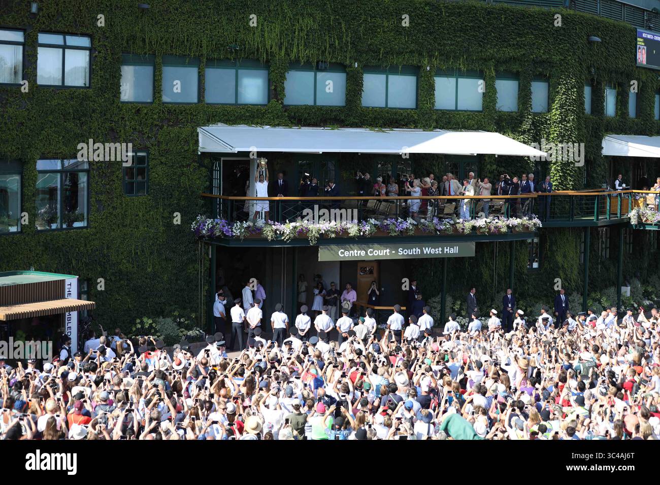LONDRES, ANGLETERRE - 15 JUILLET : Novak Djokovic de Serbie célèbre avoir battu Kevin Anderson d'Afrique du Sud pour remporter la finale masculine en simple le treizième jour des Championnats de tennis sur gazon de Wimbledon au All England Lawn Tennis and Croquet Club le 15 juillet 2018 à Londres, Angleterre...personnes : Novak Djokovic (crédit image : © SMG via ZUMA Wire) Banque D'Images