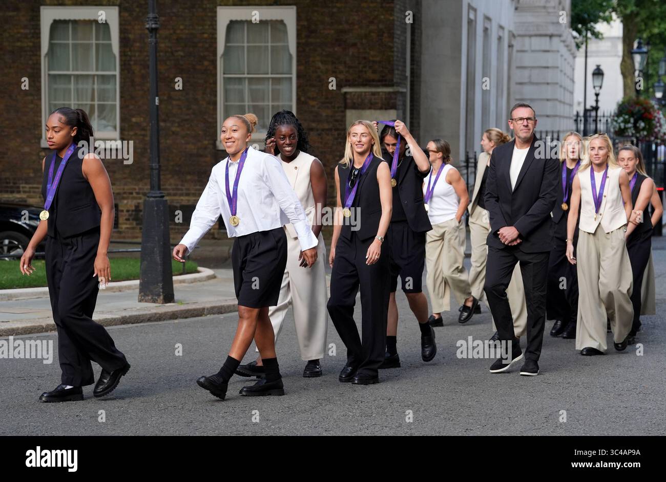 RETRANSMISSION DE LA LÉGENDE MODIFICATIVE anglaise Lauren James, Michelle Agyemang et Chloe Kelly dirigent les membres de l'équipe féminine de football d'Angleterre, à leur arrivée au 10 Downing Street, Londres, pour une réception, organisée par la vice-première ministre Angela Rayner, en célébration de la victoire de l'Angleterre sur l'Espagne dans la finale de L'UEFA Women's EURO 2025 à Bâle, en Suisse, dimanche. Date de la photo : lundi 28 juillet 2025. Banque D'Images