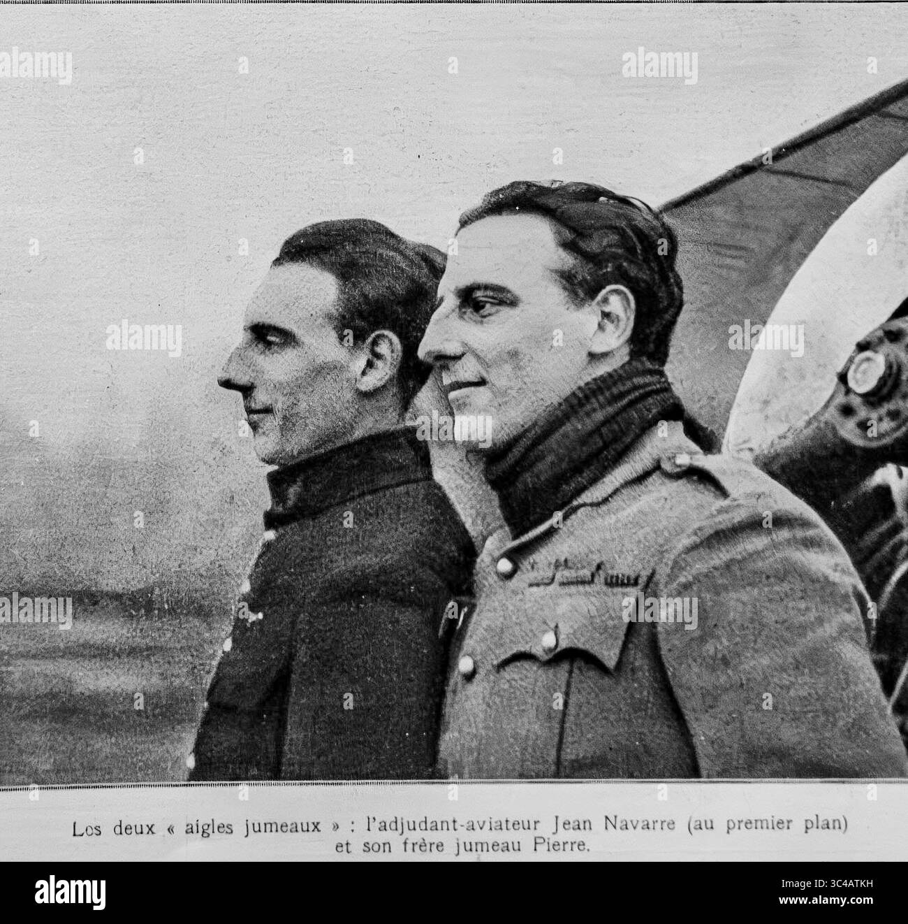 L'aviateur de la première Guerre mondiale Jean Navarre (au premier plan) et son frère jumeau Pierre, photographiés à la base de l'escadron de Jeanís près de Douaumont, en France. La Navarre est devenue un célèbre as de vol français, connu sous le nom de « Sentinelle de Verdun ». Ce portrait, publié à LíIllustration le 11 mars 1916, capture le lien fraternel et l'esprit de l'aviation française au début de la première Guerre mondiale. Jean a plus tard obtenu la MÈdaille militaire et la LÈgion díhonneur. Banque D'Images