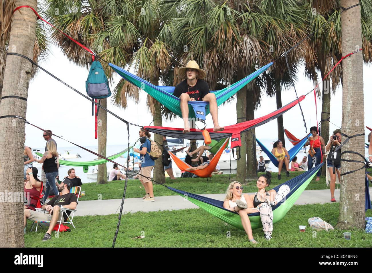 21 juillet 2018 - Petersburg, Florida, U.S. - EVE EDELHEIT I Times (de haut en bas puis de gauche à droite) Michael Havener, Brittany Mattie et Brittany Havener regardent le groupe Pepper lors du concert Slightly Stoopid au Vinoy Park à Petersburg le samedi 21 juillet 2018. Alors que des centaines de membres du public se tenaient près de la scène, beaucoup ont pu profiter du spectacle depuis leurs hamacs et bateaux ont tiré vers le haut du parc. (Crédit image : © Eve Edelheit/Tampa Bay Times via ZUMA Wire) Banque D'Images