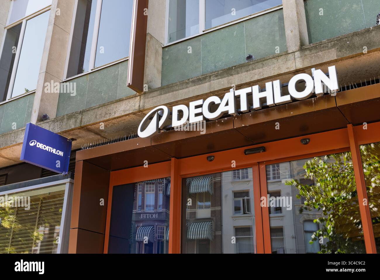 Gros plan de l'extérieur moderne d'un magasin Decathlon avec un nouveau logo, avec le logo de la marque clairement visible et de grandes fenêtres en verre. Nimègue, pays-Bas Banque D'Images