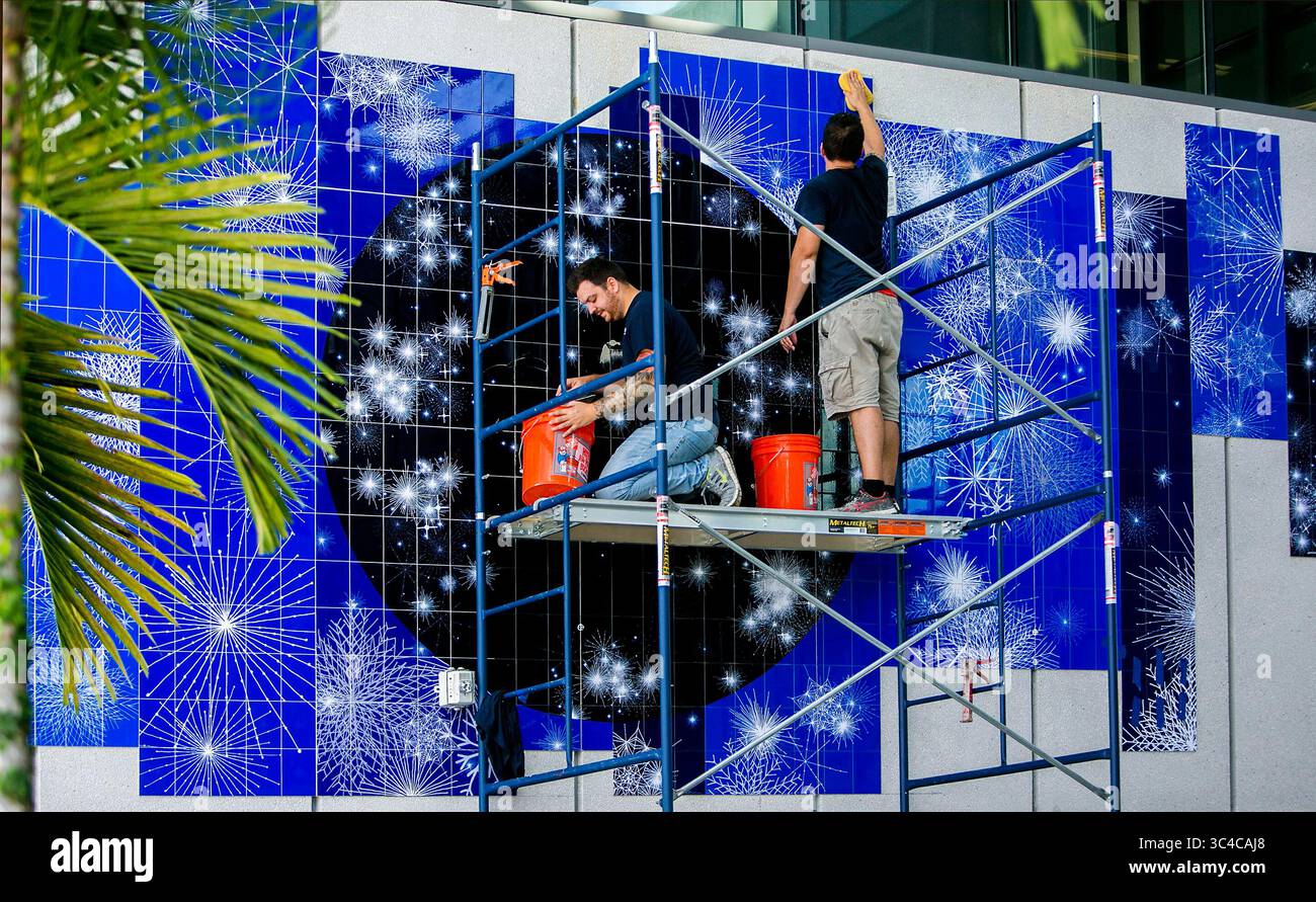 27 juillet 2018 - St Petersburg, Floride, États-Unis - CHERIE DIEZ | Times .Marcelo de Cicco, à gauche, de Mato Grosso, Brésil et Bruno Sousa de Brasilia, Brésil terminent l'installation de ''The invisible Telescope''' de la célèbre artiste brésilienne Sandra Cinto sur les murs extérieurs de la collaboration Terrace au troisième étage du Lynn Pippenger Hall, au Kate Tiedemann College of Business, USFSP, vendredi 27 juillet 2018. L'œuvre a été conçue spécifiquement pour l'emplacement et peut être vue à travers les veuves de verre aux deuxième, troisième et quatrième étages. Il est situé dans une zone appelée Scholar's Garden. (CRE Banque D'Images