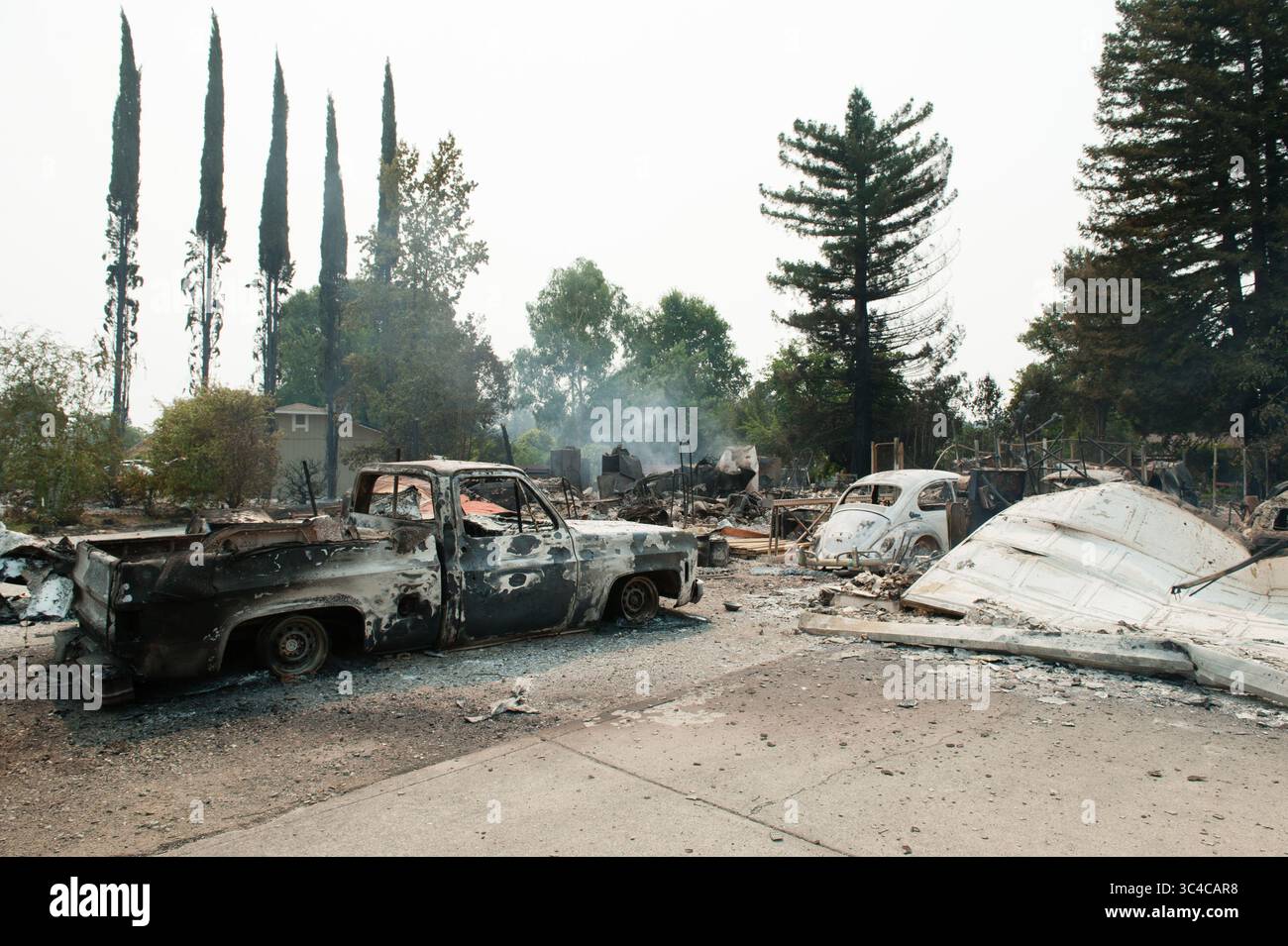 27 juillet 2018 - Redding, Californie, États-Unis- Un véhicule brûlé est assis devant une maison dans le quartier de Lake Redding Estates détruit par l'incendie de Carr vendredi matin. L'incendie a coûté la vie à deux personnes et est maintenant estimé à 44 450 acres et seulement 3% contenu. (Crédit image : © Mark McKenna via ZUMA Wire) Banque D'Images