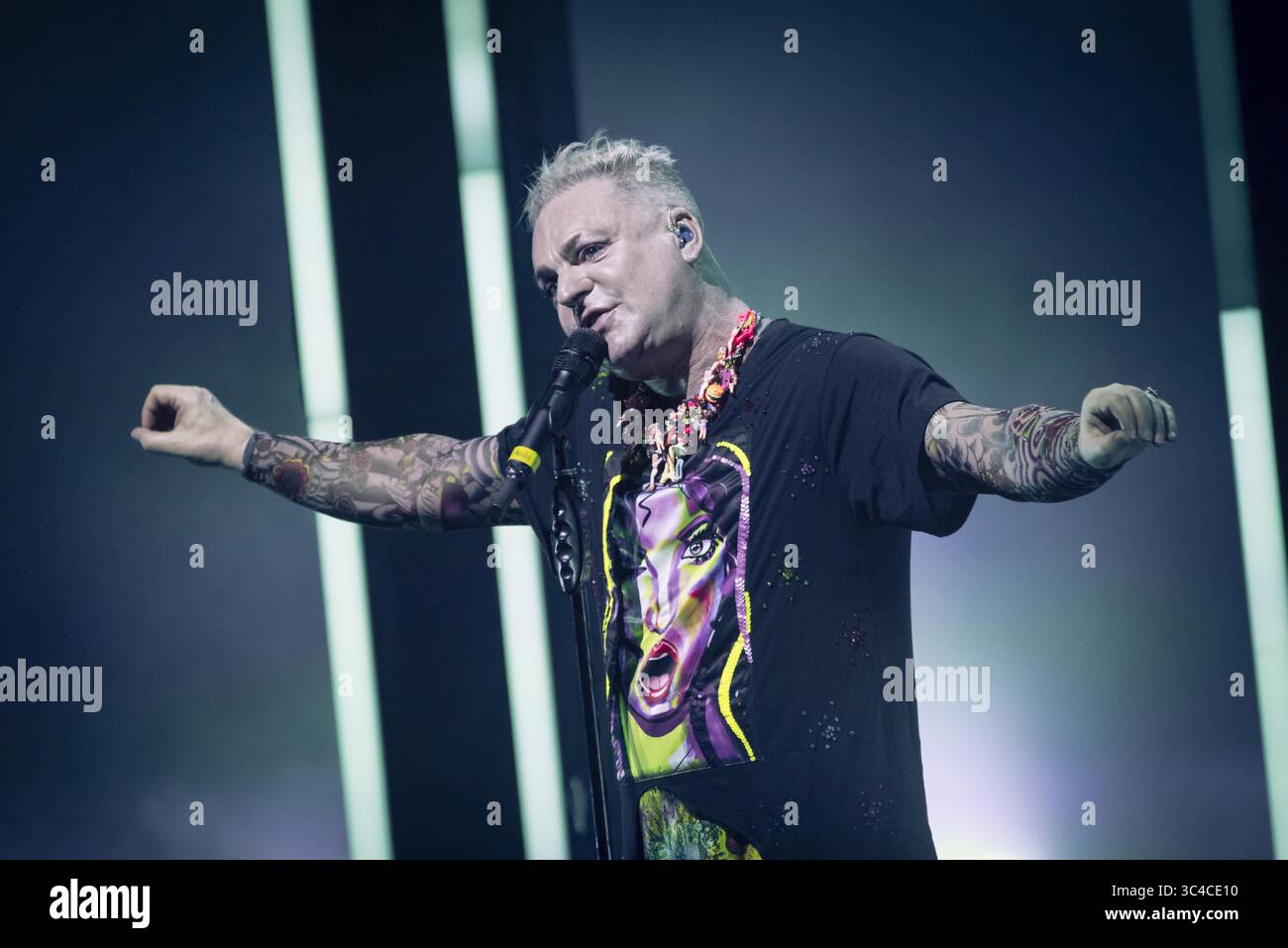 24 juillet 2018 - Toronto, Ontario, Canada - le duo anglais synthpop, composé du chanteur et compositeur ANDY BELL et du compositeur et claviériste VINCE CLARKE, a joué à guichets fermés au Queen Elizabeth Theater de Toronto. En photo : ANDY BELL, VINCE CLARKE (crédit image : © Angel Marchini via ZUMA Wire) Banque D'Images