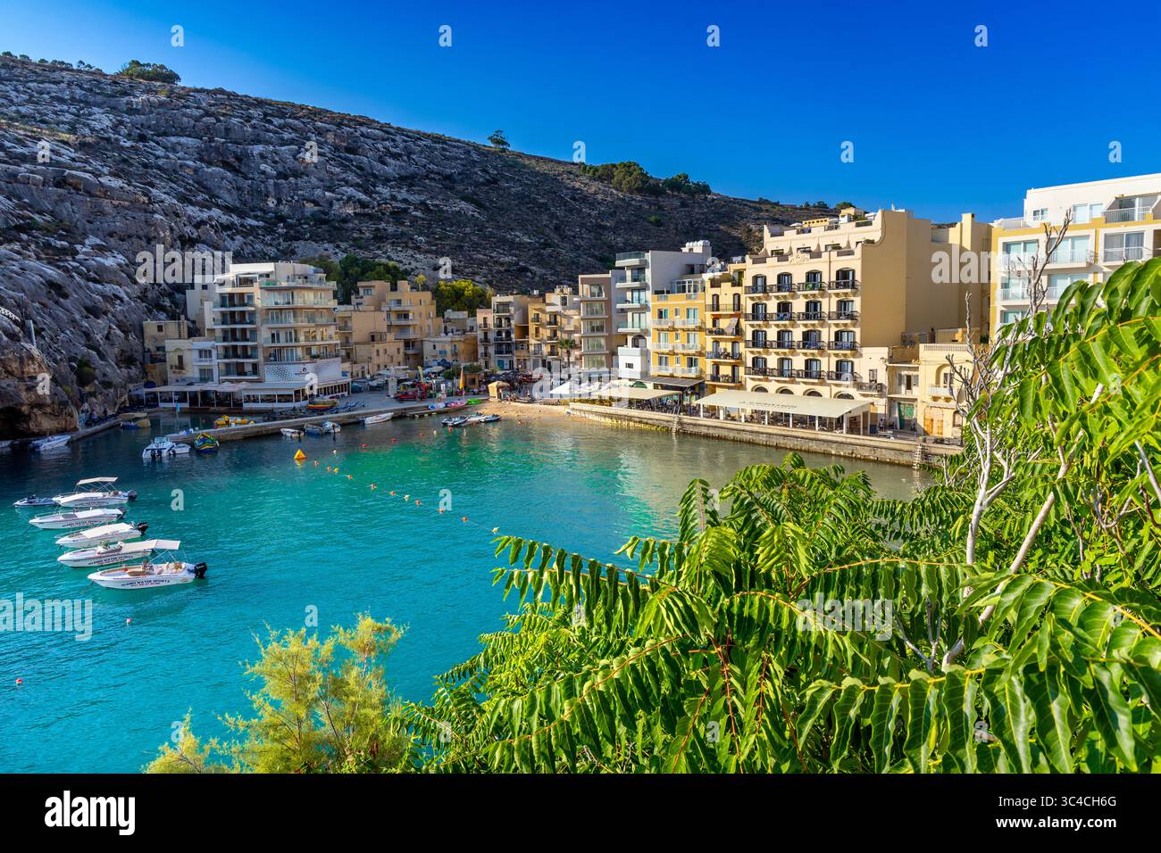 Xlendi Bay et la ville balnéaire de Xlendi, Gozo, Malte Banque D'Images