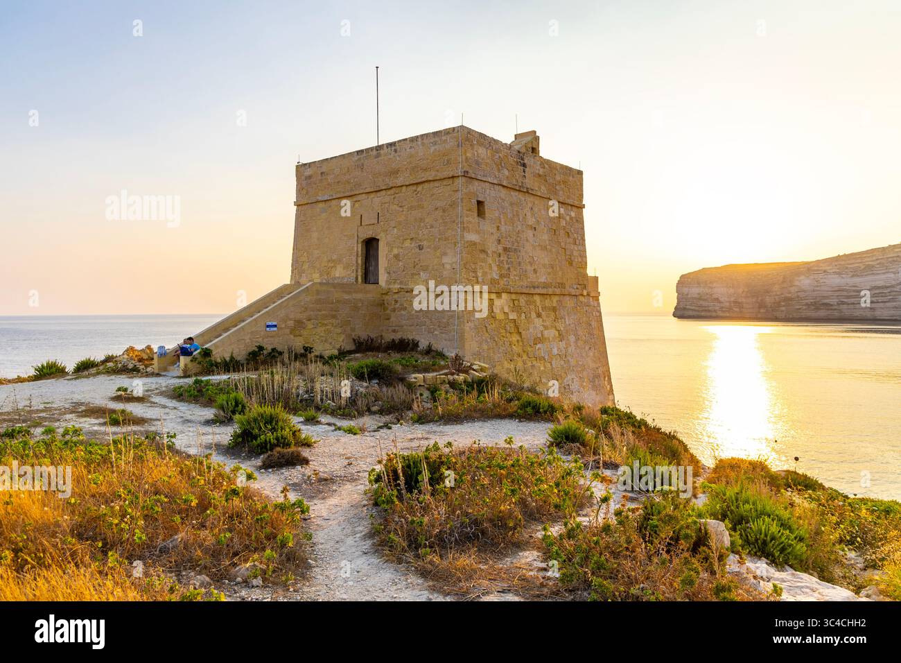 Tour Xlendi du XVIIe siècle (Torri tax-Xlendi) sur une série de tours de guet Lascaris côtiers, baie de Xlendi, Gozo, Malte Banque D'Images