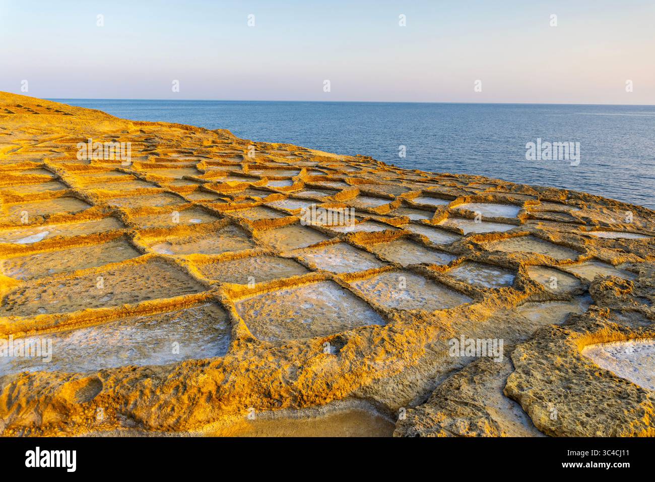Salines à Xlendi Tower (Torri tax-Xlendi), Xlendi Bay, Gozo, Malte Banque D'Images