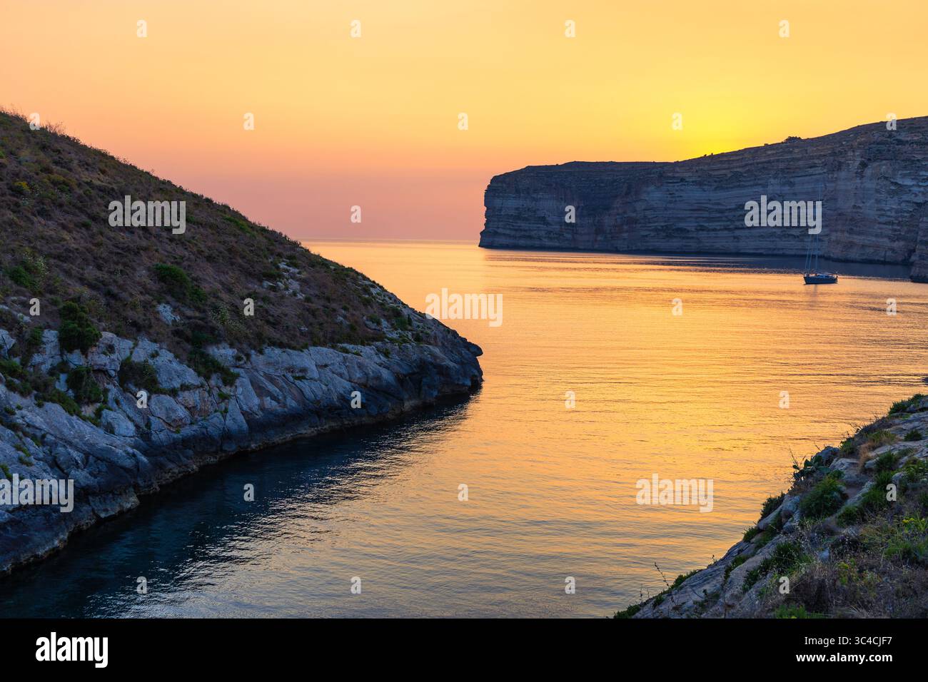 Vue de Xlendi Bay au coucher du soleil, Xlendi, Gozo, Malte Banque D'Images