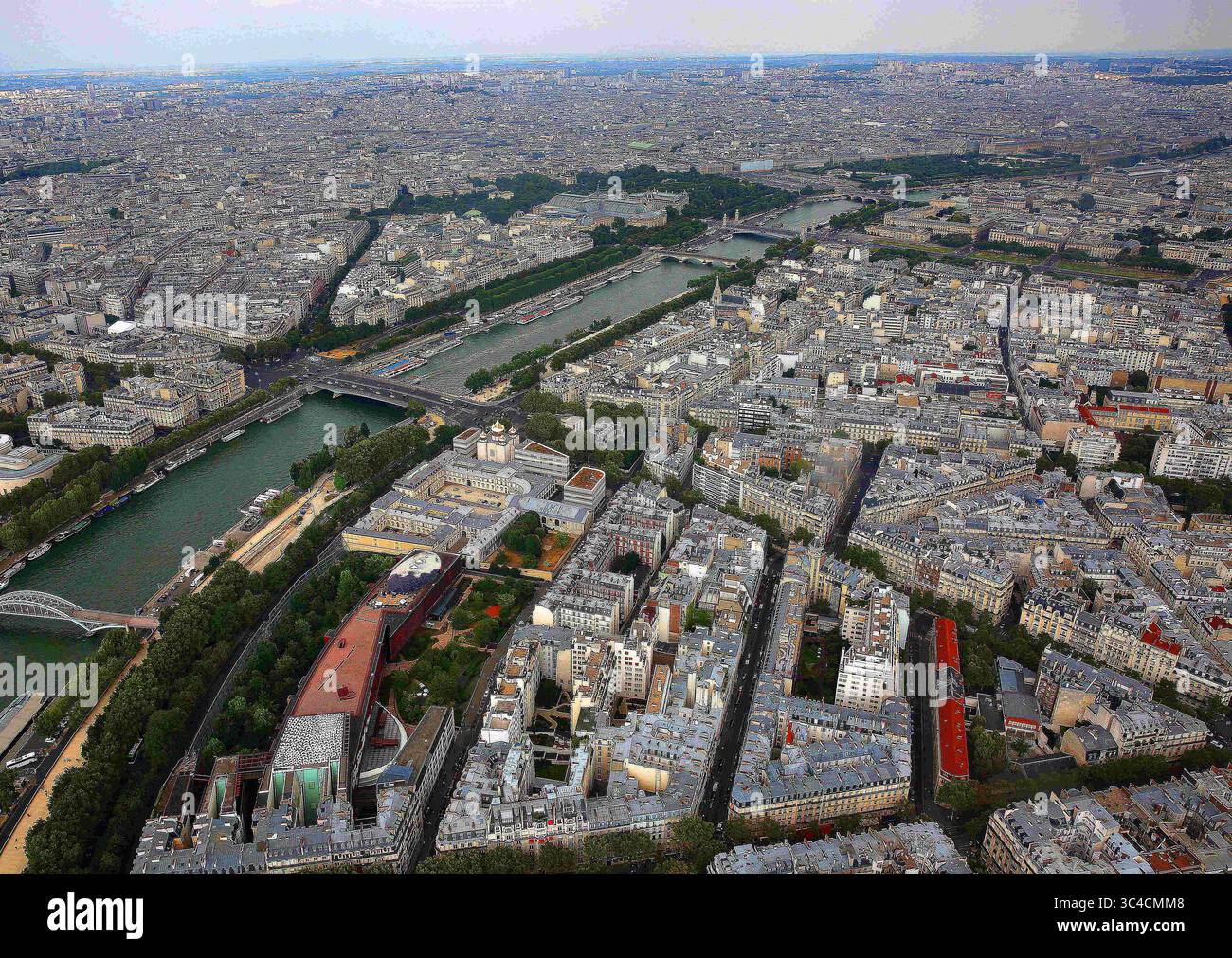 21 juillet 2018 - Paris, France - vue sur Paris, France et la Seine depuis le sommet de la Tour Eiffel. La tour a été construite à partir de 1887Ã¢â‚¬â€œ89 comme l'entrée de l'exposition universelle de 1889. Il est devenu une icône culturelle mondiale de la France et l'une des structures les plus reconnaissables au monde. La Tour Eiffel est le monument payant le plus visité au monde ; 6,91 millions de personnes l’ont gravi en 2015. (Crédit image : © Leigh Taylor via ZUMA Wire) Banque D'Images