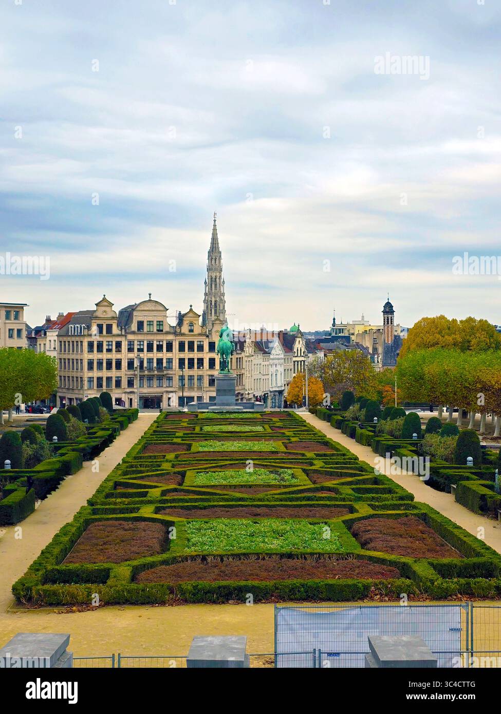 Vue surélevée sur le jardin du Mont des Arts avec des bâtiments historiques et la flèche de la mairie de Bruxelles au loin, Belgique. - Image de stock capturée avec un smartphone