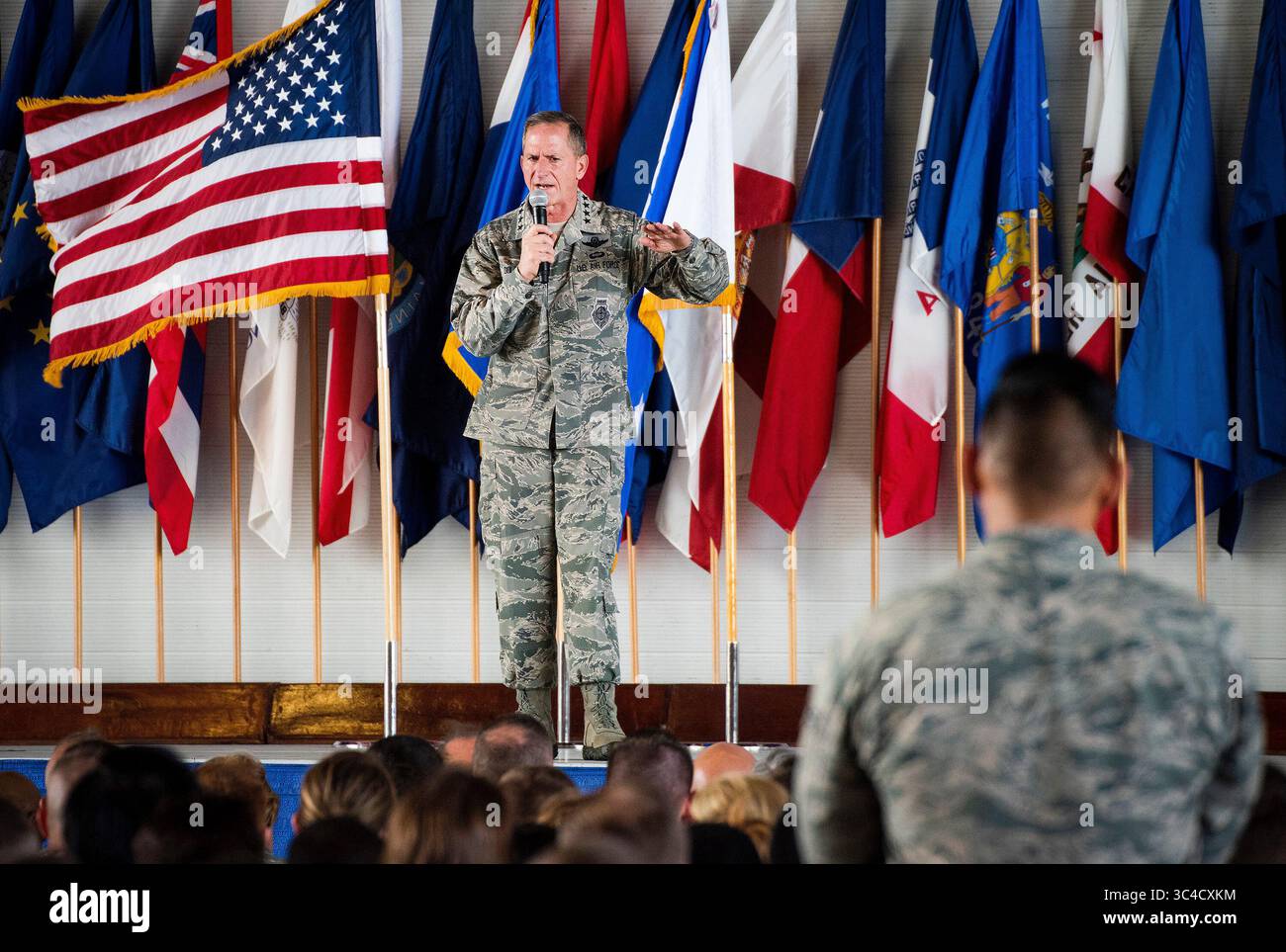 Le 28 juin 2018 - base aérienne d'Eglin, Floride, États-Unis - le chef d'état-major de la Force aérienne Gen. David L. Goldfein s'adresse à un aviateur lors d'un appel général du 28 juin 2018 à la base aérienne d'Eglin, en Floride. Goldfein passe deux jours à visiter la base aérienne d'Eglin, le village enrôlé par l'Air Force et Hurlburt Field. (Crédit image : © U.S. Air Force/ZUMA Wire/ZUMAPRESS.com) Banque D'Images