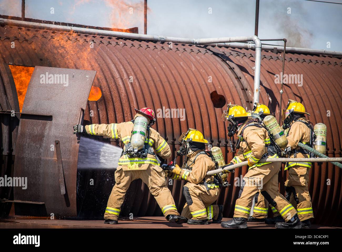 16 juillet 2018 - Offutt Air Force base, Nebraska, États-Unis - les pompiers affectés au 139th Fire Emergency services, Missouri Air National Guard, combattent un tir simulé d'avion à Offutt Air Force base, Neb., 16 juillet 2018. Les civils et les aviateurs effectuaient un exercice de tir réel dans le cadre de leur entraînement annuel. (Crédit image : © U.S. Air National Guard/ZUMA Wire/ZUMAPRESS.com) Banque D'Images