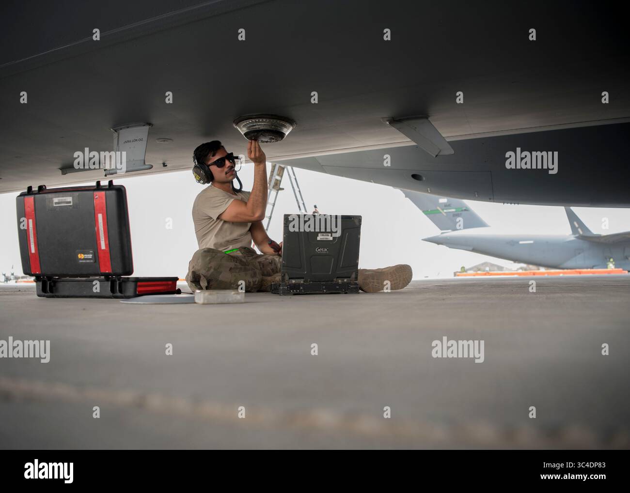 23 mai 2018 - Asie - L'aviateur principal John Acevedo, responsable du 5e escadron expéditionnaire de mobilité aérienne, inspecte un instrument à bord d'un avion C-17 Globemaster III le 23 mai 2018, à un endroit non divulgué en Asie du Sud-Ouest. En tant qu'unité locataire de la 386e Escadre expéditionnaire aérienne, le 5e EAMS maintient des avions C-17 Globemaster III étagés en plus de fournir un soutien aux avions transitoires volant à l'entrée et à la sortie de l'Irak, de l'Afghanistan et d'autres pays d'Asie du Sud-Ouest. (Crédit image : © U.S. Air Force/ZUMA Wire/ZUMAprilESS.com) Banque D'Images