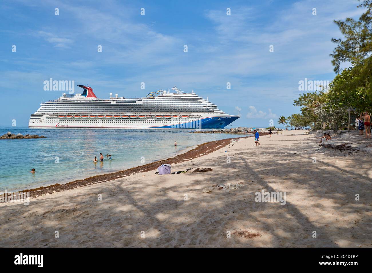 Key West, Floride, États-Unis. 13 juillet 2025. Croisières à Key West, Carnival Cruise Line Ship amarrage au Fisherman Wharf (alias Mallory Pier) Banque D'Images