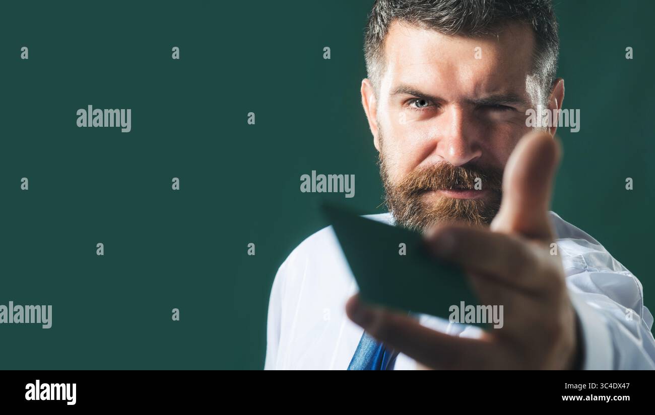 Bel homme d'affaires avec carte de crédit, de débit ou de visite. Homme barbu montrant une carte bancaire, focalisation sélective. Image de marque commerciale. E-commerce, paiement, e Banque D'Images