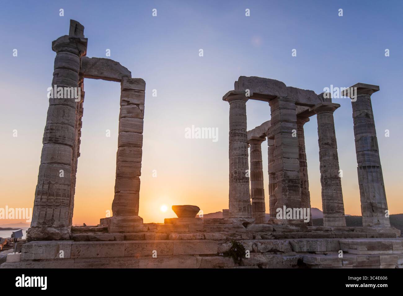 Cap Sounion : coucher de soleil au Temple de Poséidon. Grèce. Banque D'Images