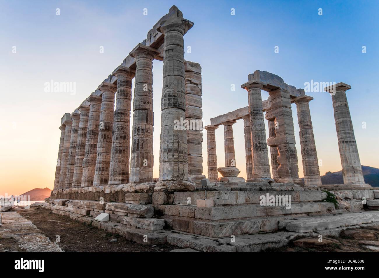Cap Sounion : coucher de soleil au Temple de Poséidon. Grèce. Banque D'Images