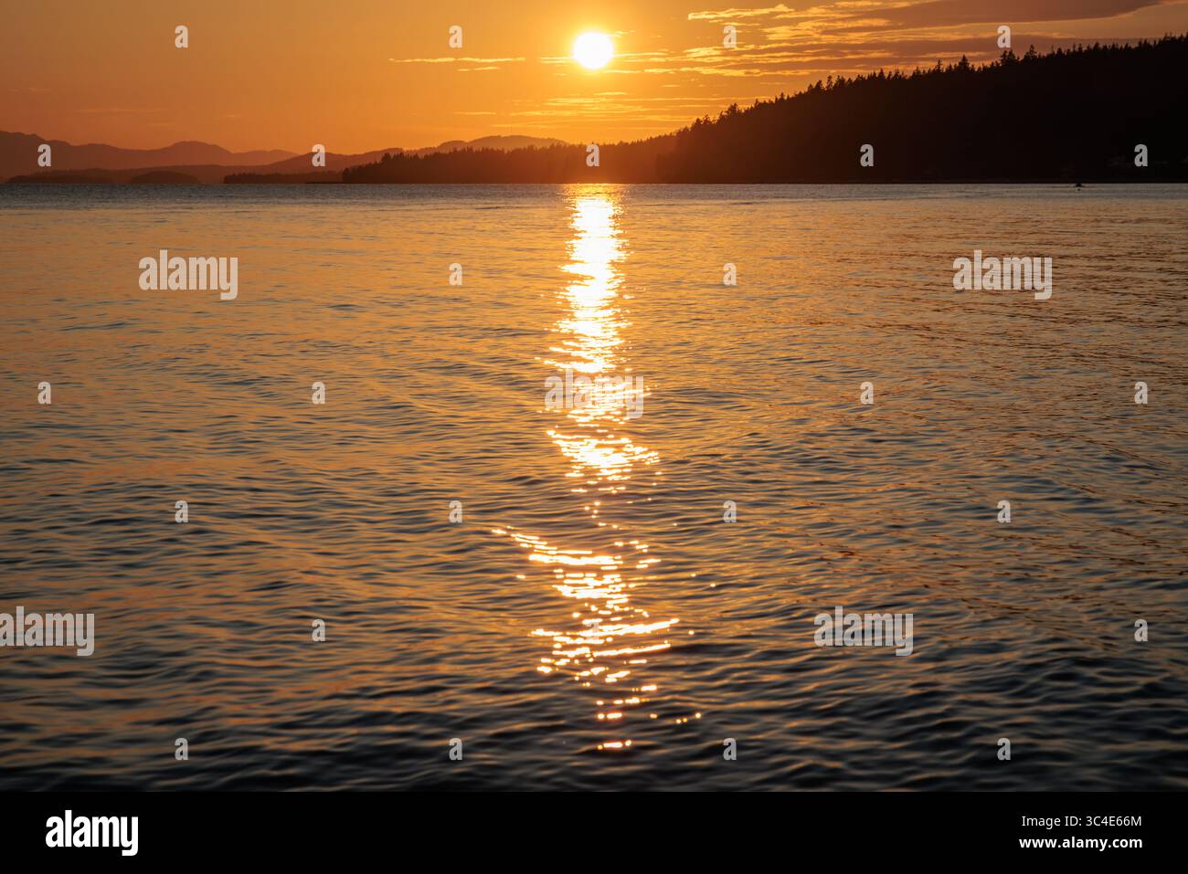 Quelques instants avant le coucher du soleil sur l'océan Pacifique sur une plage en Colombie-Britannique, Canada. Banque D'Images