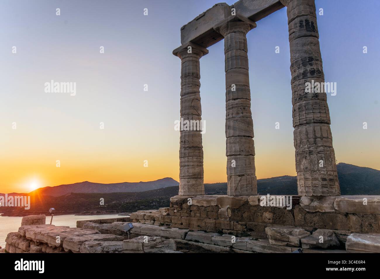 Cap Sounion : coucher de soleil au Temple de Poséidon. Grèce. Banque D'Images