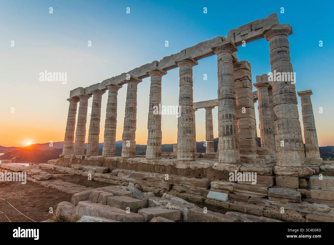 Cap Sounion : coucher de soleil au Temple de Poséidon. Grèce. Banque D'Images