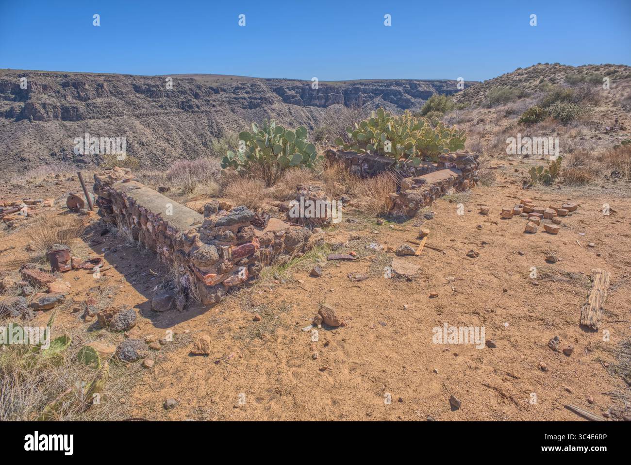 Vestiges de la mine Richinbar dans le Monument national Agua Fria au nord de Black Canyon City Arizona. Le mien a été créé en 1905 mais a été abandonné Banque D'Images