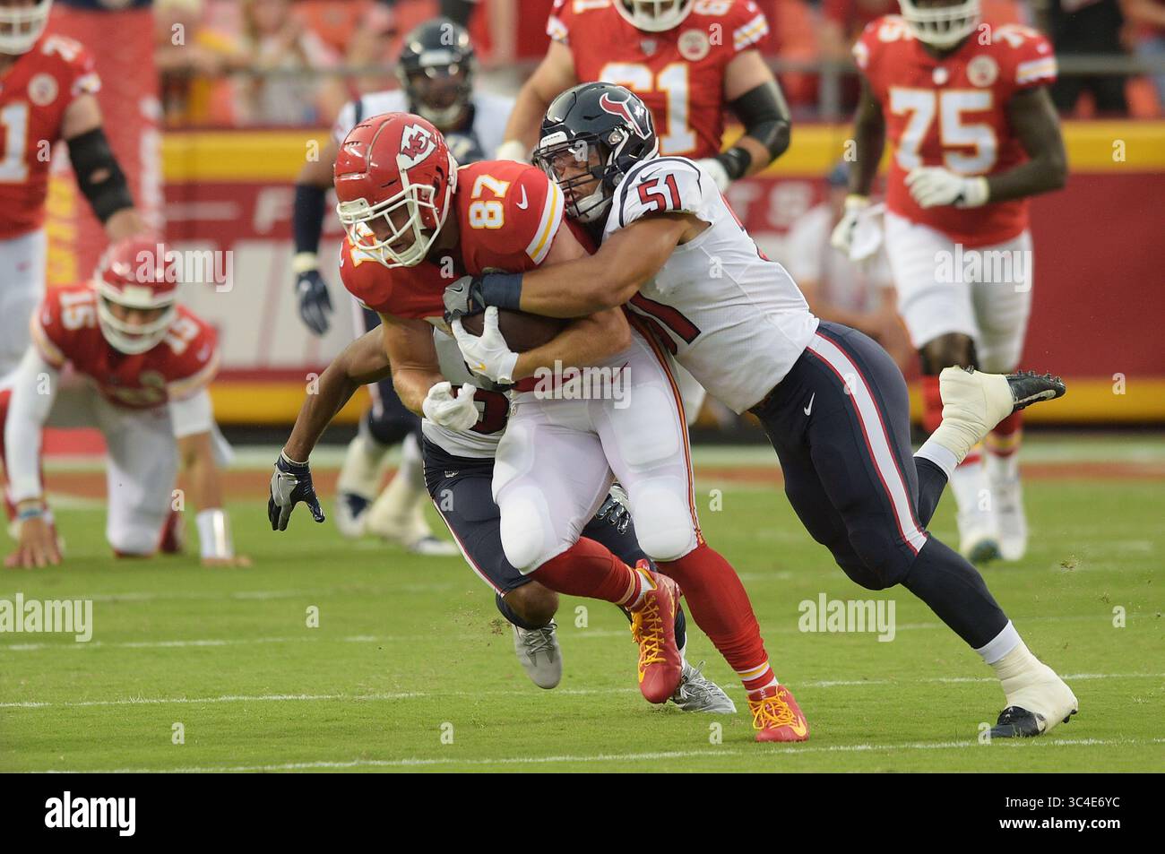 09 août 2018 : le Tight End Travis Kelce (87 ans) des Kansas City Chiefs ne peut échapper au tacle fait par le linebacker Dylan Cole (51 ans) de Houston lors du match de pré-saison de football de la NFL entre les Texans de Houston et les Chiefs de Kansas City au stade Arrowhead de Kansas City, Missouri. Kendall Shaw/CSM(image de crédit : &copy ; Kendall Shaw/CSM via ZUMA Wire) Banque D'Images