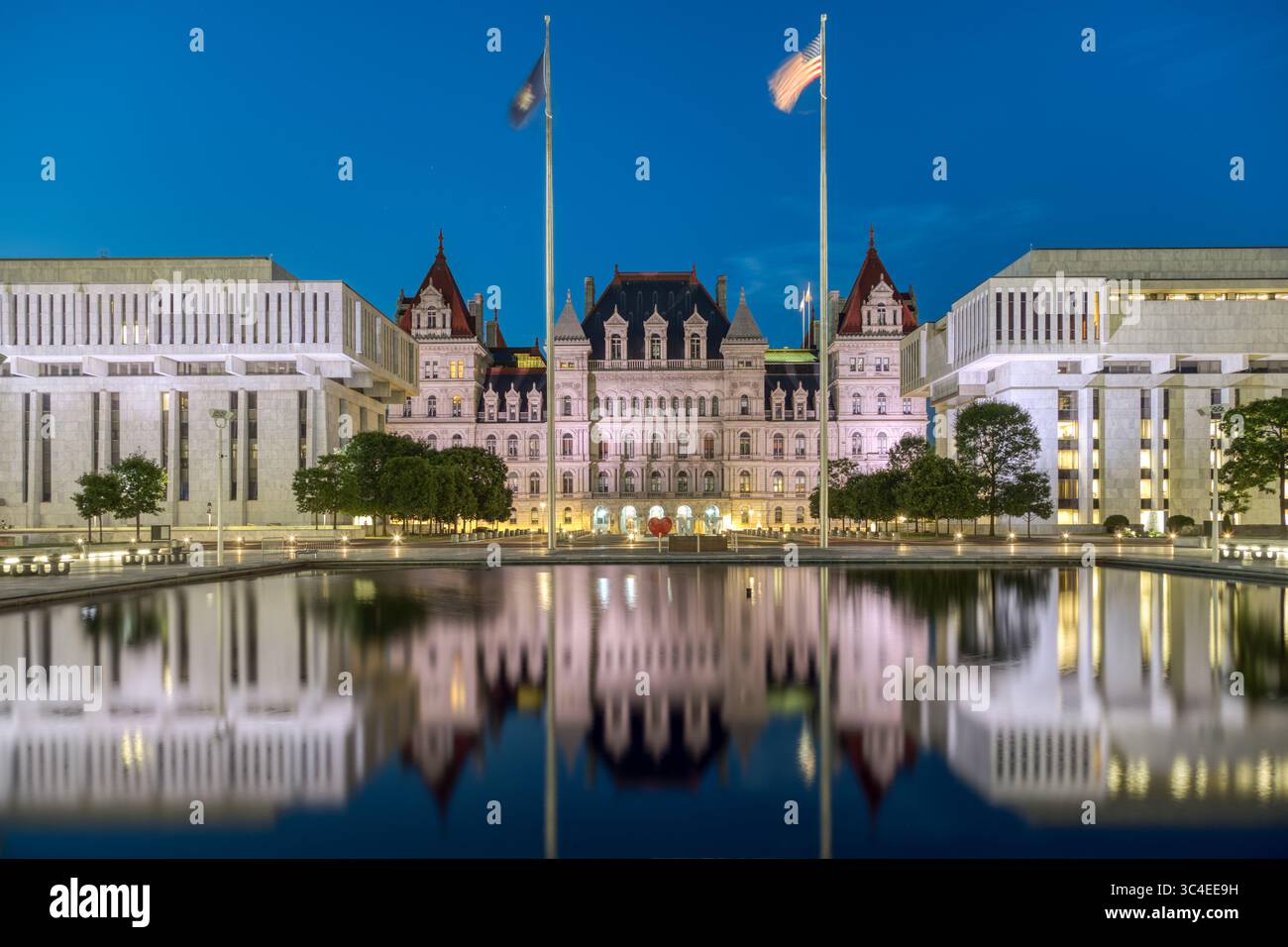 Le bâtiment du Capitole de l'État de New York, terminé en 1899, donne sur le nouvel Empire State Plaza, Albany, New York, États-Unis. Banque D'Images