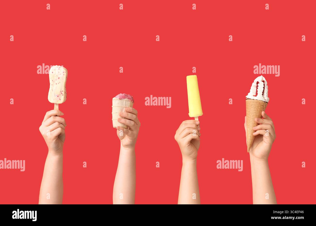 Mains féminines avec différentes glaces sucrées sur fond rouge Banque D'Images