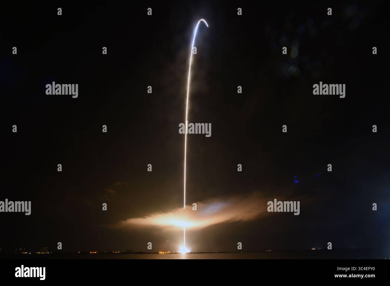 12 août 2018 - Cape Canaveral, FL, États-Unis - capturé lors d'une exposition temporelle, un avion lourd Delta IV de United Launch Alliance décolle dimanche 12 août 2018 du Space Launch Complex-37 à Cape Canaveral, en Floride. La fusée Delta IV Heavy conduira la sonde solaire Parker de la NASA vers une trajectoire interplanétaire vers le soleil. (Crédit image : © Red Huber/TNS via ZUMA Wire) Banque D'Images