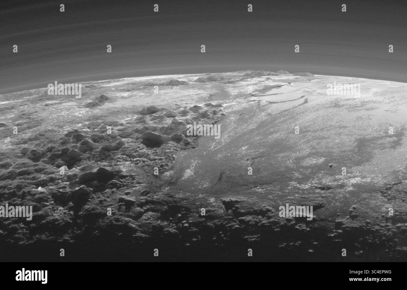 7 août 1994 - espace - le vaisseau spatial New Horizons a capturé cette image de Pluton après un voyage de plus de thannine année vers la planète naine. Dans le cadre de la mission, la sonde a effectué une étude de reconnaissance de six mois de survol de la planète naine et de ses lunes, y compris l'approche la plus proche de Pluton à ce jour. Cette mission a été un succès majeur mais la sonde était loin d'avoir fini de franchir la dernière frontière (crédit image : © NASA/ZUMA Wire/ZUMAPRESS.com) Banque D'Images