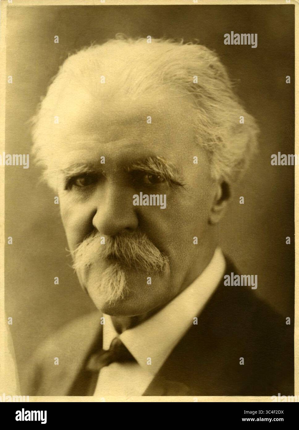 1922 c., Paris , FRANCE : le coposeur de musique de l'Opéra français VINCENT D'Indy ( d' Indy , 1851 - 1931 ) . COO-fondateur de l'école de musique SCHOLA CANTORUM . Photo de LUTETIA , Paris - COMPOSITORE - CLASSICA - CLASSIQUE - PORTRAIT - RITRATTO - MUSICA - baffi - moustache - CRAVATE - collier - colletto - Dindy - D'Indy - D'Indy - D'Indy - OPERA LIRICA - capelli bianchi - cheveux blancs - moustache - baffi --- ARCHIVIO GBB Banque D'Images