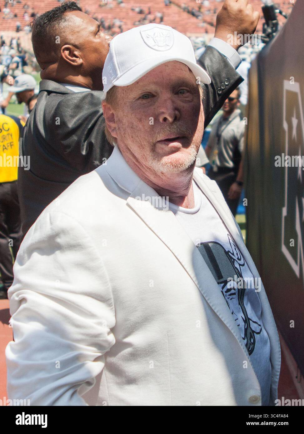 18 août 2018 - Los Angeles, Californie, États-Unis - Mark Davis, propriétaire des Raiders d'Oakland sur le terrain avant leur match avec les Rams de Los Angeles le samedi 18 août 2018 au Los Angeles Coliseum de Los Angeles, Californie. Les béliers battent les Raiders, 19-15. (Crédit image : © Prensa Internacional via ZUMA Wire) Banque D'Images