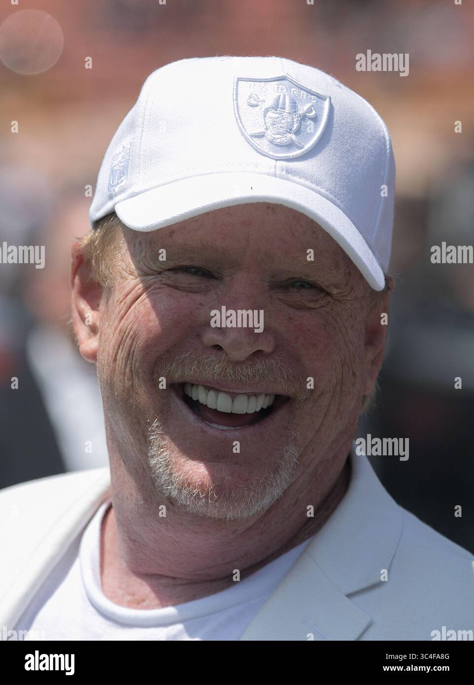 18 août 2018 - Los Angeles, Californie, États-Unis - Mark Davis, propriétaire des Raiders d'Oakland sur le terrain avant leur match avec les Rams de Los Angeles le samedi 18 août 2018 au Los Angeles Coliseum de Los Angeles, Californie. Les béliers battent les Raiders, 19-15. (Crédit image : © Prensa Internacional via ZUMA Wire) Banque D'Images