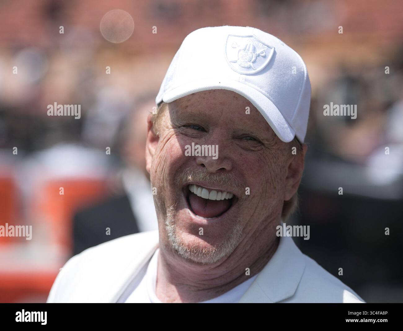 18 août 2018 - Los Angeles, Californie, États-Unis - Mark Davis, propriétaire des Raiders d'Oakland sur le terrain avant leur match avec les Rams de Los Angeles le samedi 18 août 2018 au Los Angeles Coliseum de Los Angeles, Californie. Les béliers battent les Raiders, 19-15. (Crédit image : © Prensa Internacional via ZUMA Wire) Banque D'Images