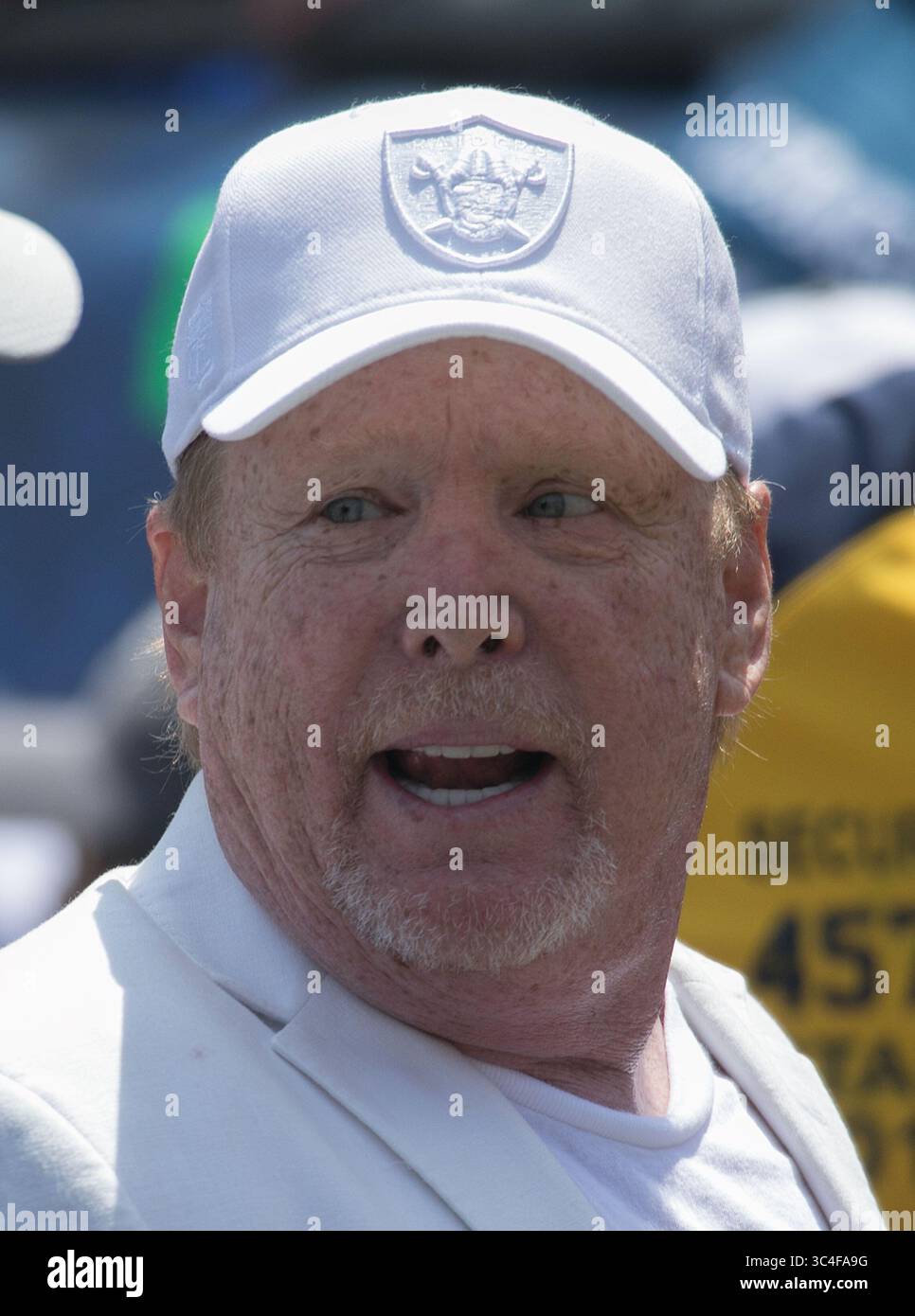 18 août 2018 - Los Angeles, Californie, États-Unis - Mark Davis, propriétaire des Raiders d'Oakland sur le terrain avant leur match avec les Rams de Los Angeles le samedi 18 août 2018 au Los Angeles Coliseum de Los Angeles, Californie. Les béliers battent les Raiders, 19-15. (Crédit image : © Prensa Internacional via ZUMA Wire) Banque D'Images
