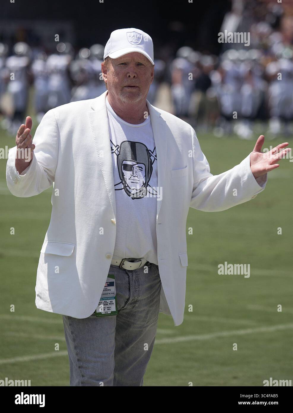 18 août 2018 - Los Angeles, Californie, États-Unis - Mark Davis, propriétaire des Raiders d'Oakland sur le terrain avant leur match avec les Rams de Los Angeles le samedi 18 août 2018 au Los Angeles Coliseum de Los Angeles, Californie. Les béliers battent les Raiders, 19-15. (Crédit image : © Prensa Internacional via ZUMA Wire) Banque D'Images