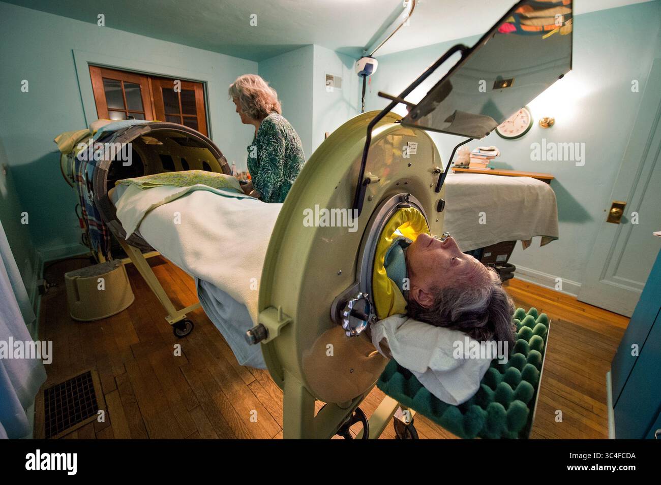 2 avril 2018 - USA - six nuits par semaine, Mona Randolph, 82 ans, dort dans un poumon de fer de près de 75 ans, qu'elle appelle ''Yellow Submarine'', d'après la chanson des Beatles. Mona, survivante de la polio, est l'une des trois dernières utilisatrices de poumons de fer aux États-Unis (crédit image : © Shelly Yang/TNS via ZUMA Wire) Banque D'Images
