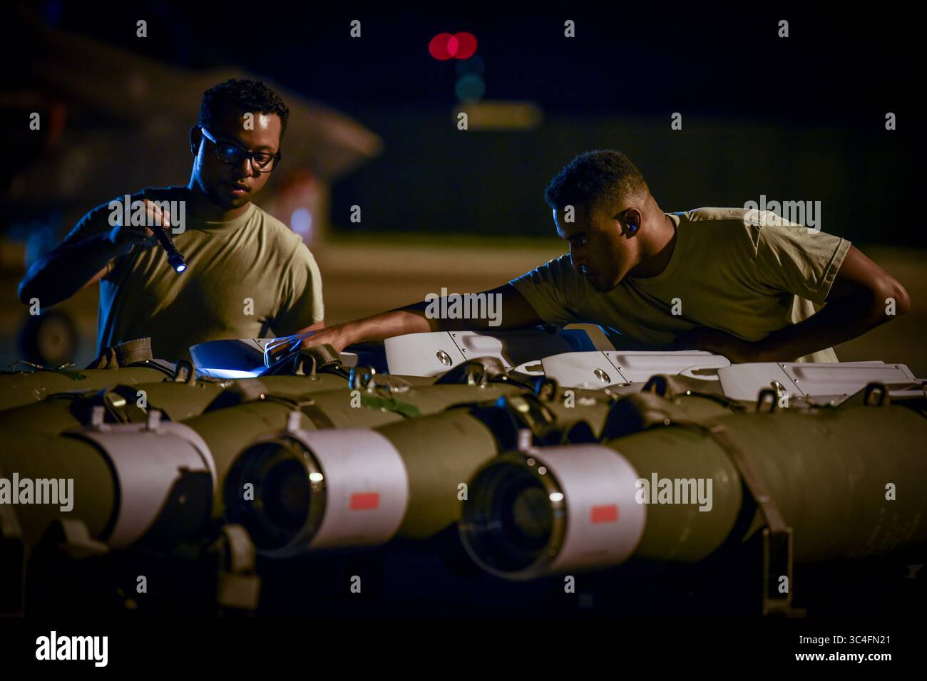 Le 26 juillet 2018 - Eglin, Floride, États-Unis - le sergent d'état-major EDDIE LIPSCOMB, technicien des systèmes d'armement d'aéronefs du 33e escadron de maintenance d'aéronefs, à gauche, et l'aviateur principal MICHAEL RIDGEWAY, apprenti des systèmes d'armement d'aéronefs du 33e escadron de maintenance d'aéronefs, inspectent un GBU-12 pour s'assurer qu'il est sécuritaire de charger dans un F-35A le 26 juillet 2018, à la base aérienne d'Eglin, Fla. La 33rd Fighter Wing a chargé et lancé des bombes réelles pour la deuxième fois à partir d'un F-35A. Quatre avions ont été chargés de GBU-12 armés, et huit bombes ont été lancées au-dessus de la zone de portée de la base aérienne d'Eglin. (Crédit image : © U.S. Air Force/ZUMA Wire/ZUMAPRES Banque D'Images