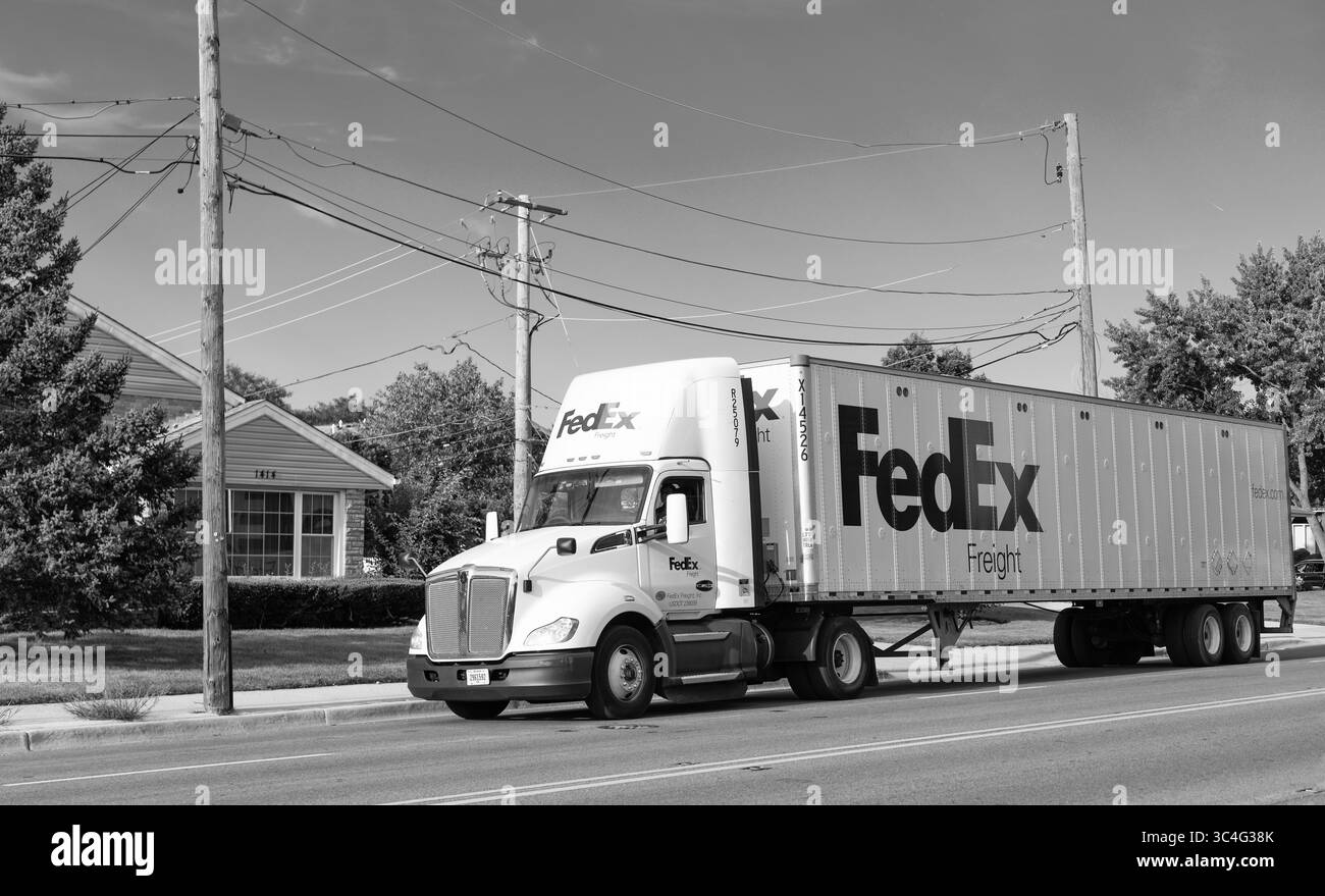 Chicago, États-Unis - 21 août 2024 : camion avec conteneur FedEx sur camion sur la route. FedEx Corporation, une société de logistique basée aux États-Unis avec international Banque D'Images