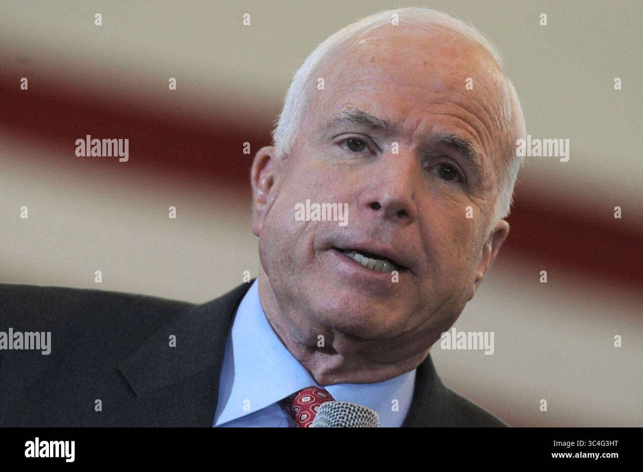 4 février 2008 - Fairfield, Connecticut, États-Unis d'Amérique - FAIRFIELD, CT - 3 FÉVRIER : candidat républicain à la présidentielle U.S. Sen. John McCain (R-AZ) lors d'une apparition à la Sacred Heart University le 3 février 2008 à Fairfield, Connecticut. McCain est en tête dans la plupart des sondages sur le concurrent rival ancien gouverneur du Massachusetts Mitt Romney avant le plus grand "Super Tuesday" de l'histoire américaine...personnes : Cindy McCain, John McCain (crédit image : © SMG via ZUMA Wire) Banque D'Images