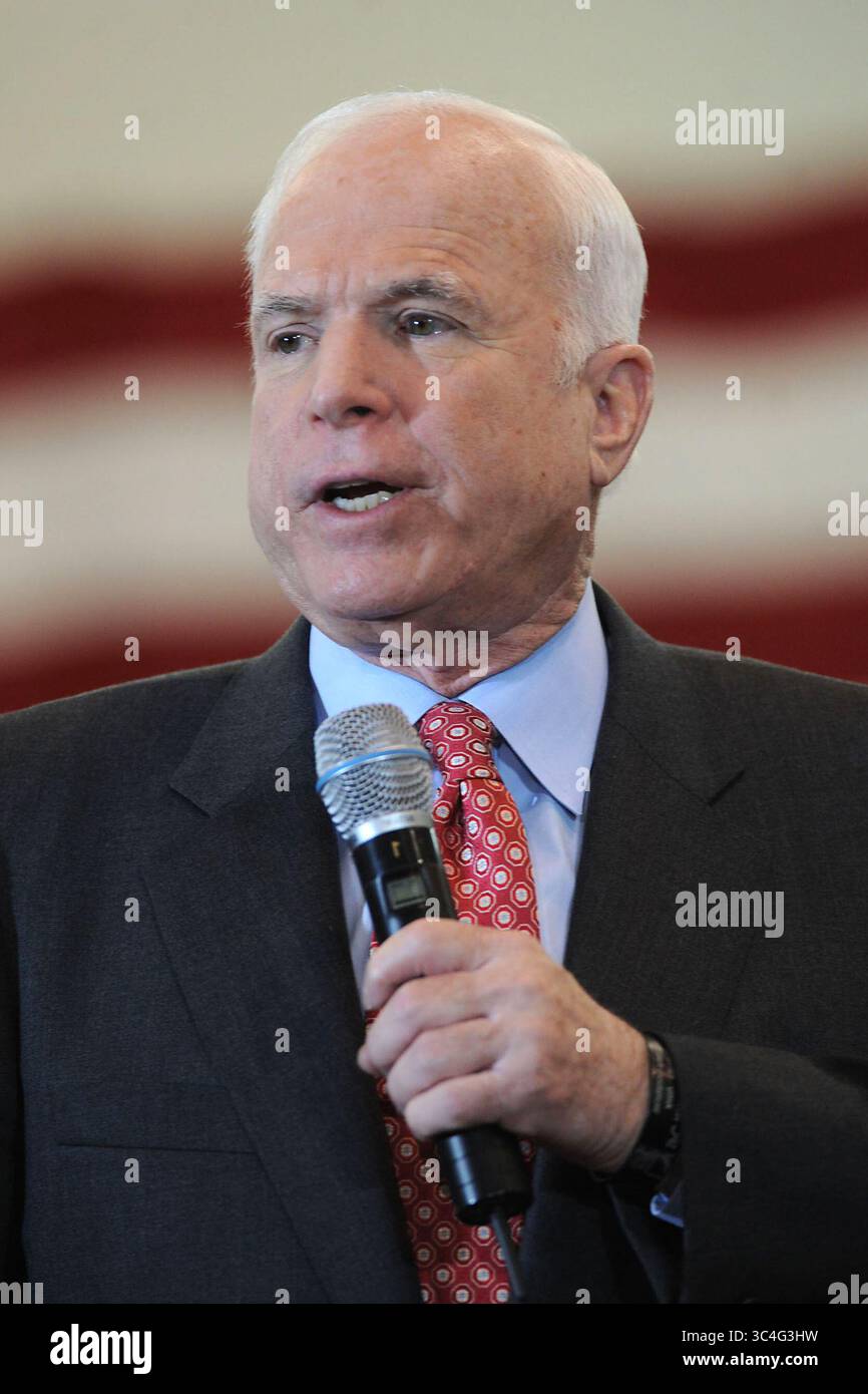 4 février 2008 - Fairfield, Connecticut, États-Unis d'Amérique - FAIRFIELD, CT - 3 FÉVRIER : candidat républicain à la présidentielle U.S. Sen. John McCain (R-AZ) lors d'une apparition à la Sacred Heart University le 3 février 2008 à Fairfield, Connecticut. McCain est en tête dans la plupart des sondages sur le concurrent rival ancien gouverneur du Massachusetts Mitt Romney avant le plus grand "Super Tuesday" de l'histoire américaine...personnes : Cindy McCain, John McCain (crédit image : © SMG via ZUMA Wire) Banque D'Images