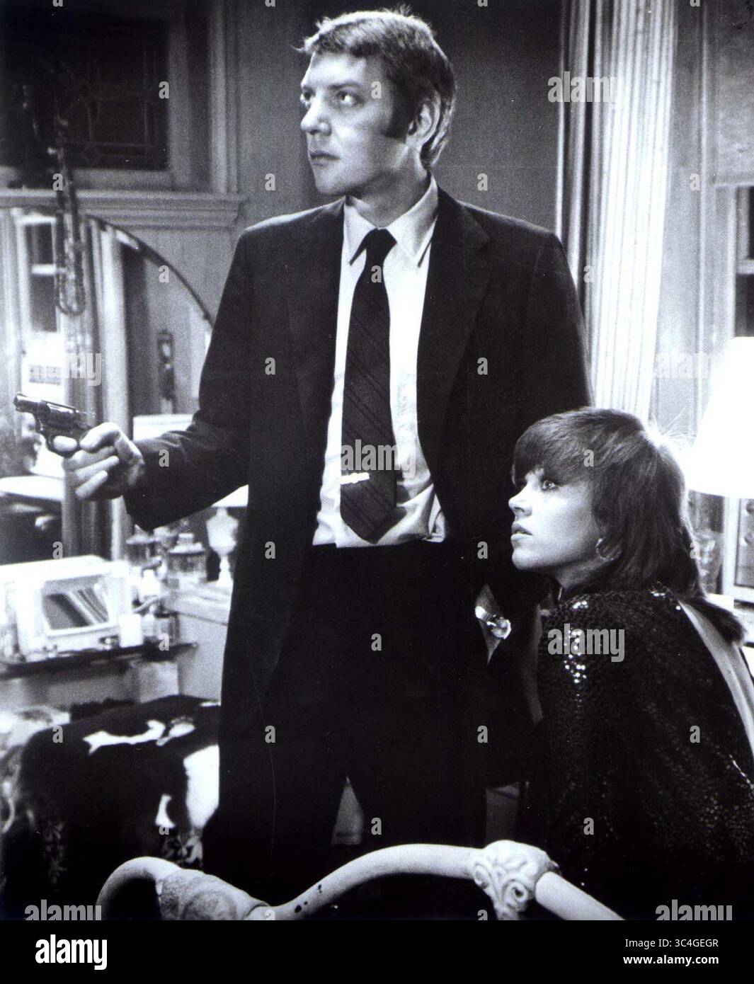 Ce thriller acclamé met en vedette JANE FONDA dans le rôle de Bree Daniel, une call girl de New York qui s’implique dans l’enquête sur un dirigeant d’entreprise disparu. Le détective John Klute (DONALD SUTHERLAND) est engagé pour la suivre, et ils finissent par rompre. Mais il semble que Klute n'ait pas été la seule personne sur sa piste. Quand il devient clair que Bree est ciblée, c'est à elle et Klute de trouver qui est après elle avant qu'il ne soit trop tard. Réalisateur : Alan J. Pakula (crédit image : © /ZUMA Wire) Banque D'Images