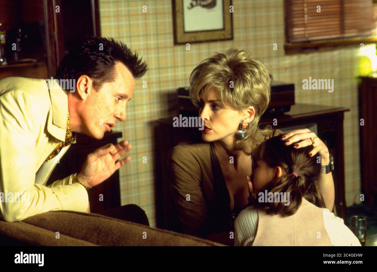 PUBLIÉ le 22 novembre 1995 - CASINO - L'acteur ROBERT DE NIRO joue le rôle de Sam 'Ace' Rothstein dans ce drame criminel récompensé par Universal Pictures, 'Casino'. Réalisé par Martin Scorsese. L'avidité, la tromperie, l'argent, le pouvoir et le meurtre se produisent entre deux meilleurs amis mafieux et une femme trophée sur un empire de jeu. SLOGANS : vous ne restez pas au sommet pour toujours danger. Alimentation. Séduction. [DVD] personne ne reste au sommet pour toujours. La chance n'a rien à voir avec les jeux auxquels ils jouent. Ils avaient tout, ils ont couru le spectacle, et c'était le paradis... tant que ça a duré. Ne poussez pas votre chance. Le gagnant perd tout. Banque D'Images